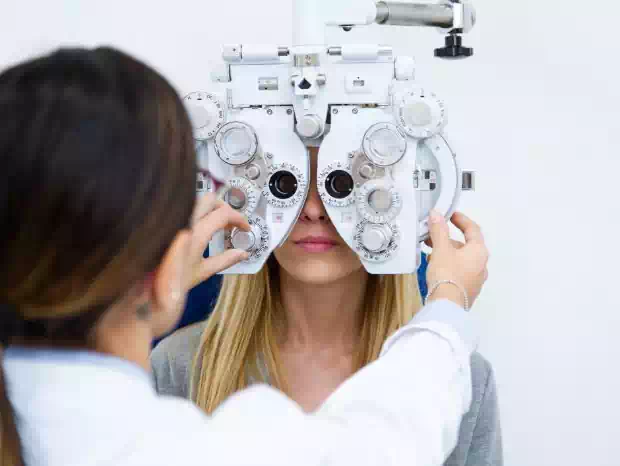 Kobieta w trakcie badania optycznego